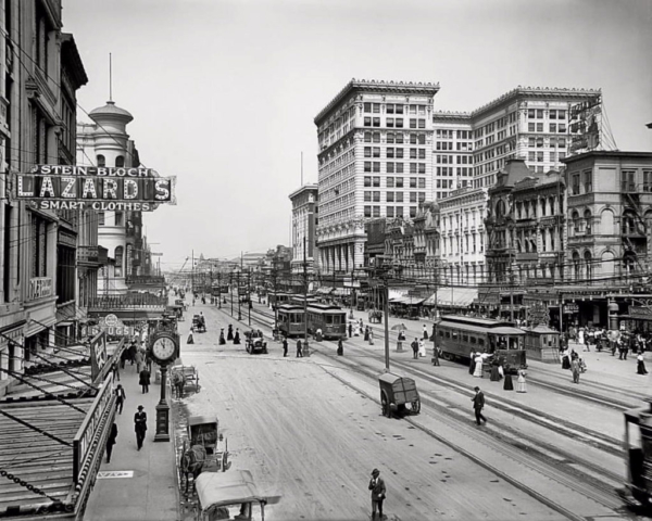 Canal Street, 1910. The large building is the Maison Blanche department store