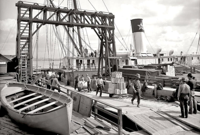 Stevedores on the New Orleans waterfront, c. 1906